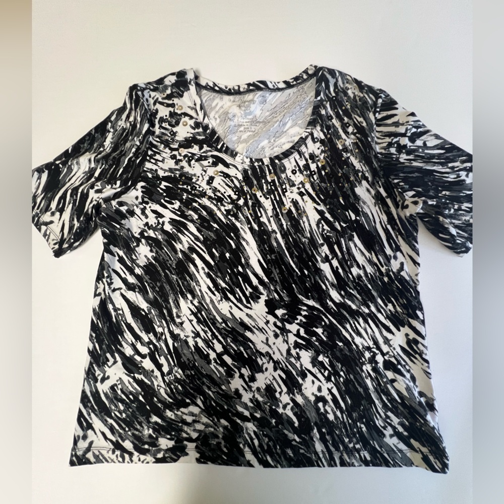 CHICO’S ZENERGY ELBOW SLEEVE TOP BLACK & WHITE PATTERNED DESIGN W/SEQUINS SIZE 3